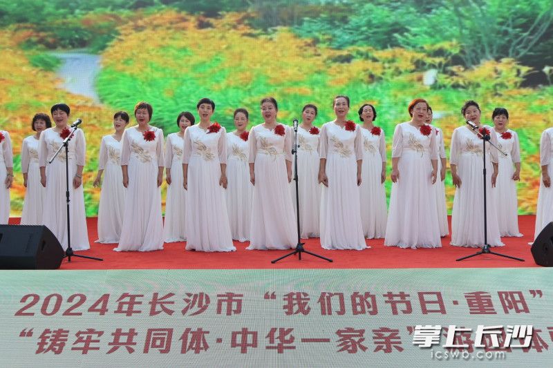 女声组唱《萱草花》。  女声组唱《萱草花》。