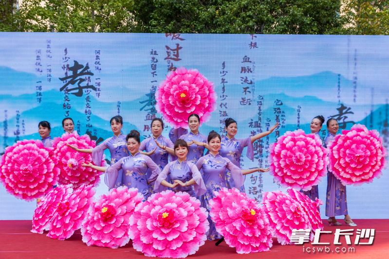 自排自演让老年人“老有所乐”。 自排自演让老年人“老有所乐”。