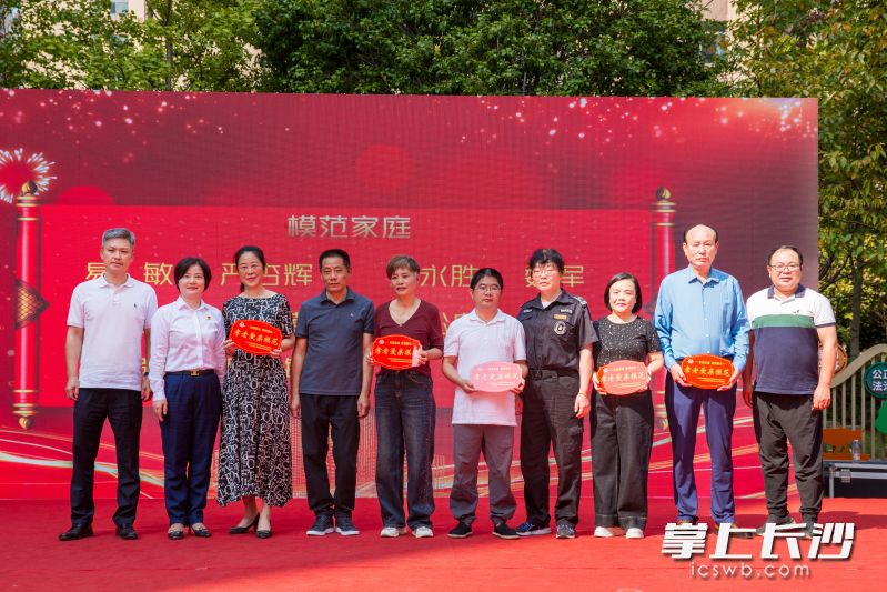 四年间,新生社区重阳节活动共评选出28户道德模范家庭。 均为长沙晚报全媒体记者李金摄 四年间,新生社区重阳节活动共评选出28户道德模范家庭。 均为长沙晚报全媒体记者李金摄