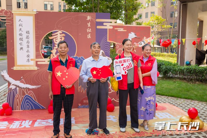 老年人在新生社区唱响幸福“夕阳红”。 老年人在新生社区唱响幸福“夕阳红”。