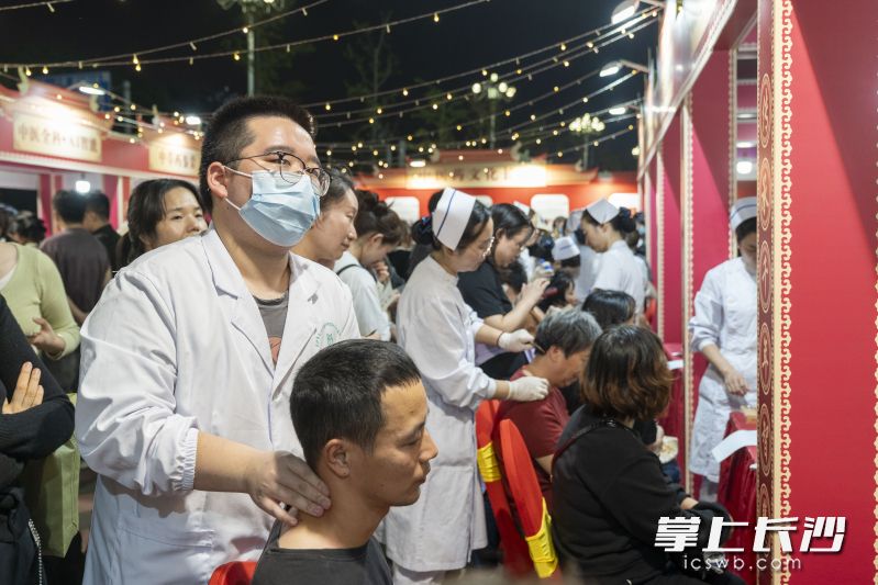不少市民游客来到体验区感受中医，温通拨筋。
