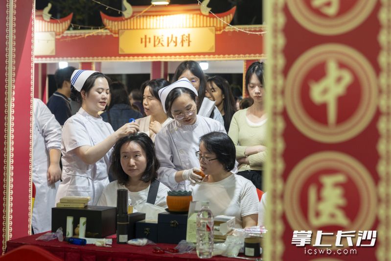 “中医夜市”活动，医护人员变身“夜市摊主”，现场展示推拿、刮痧、艾灸等传统技艺，免费为群众提供健康咨询和诊疗服务。