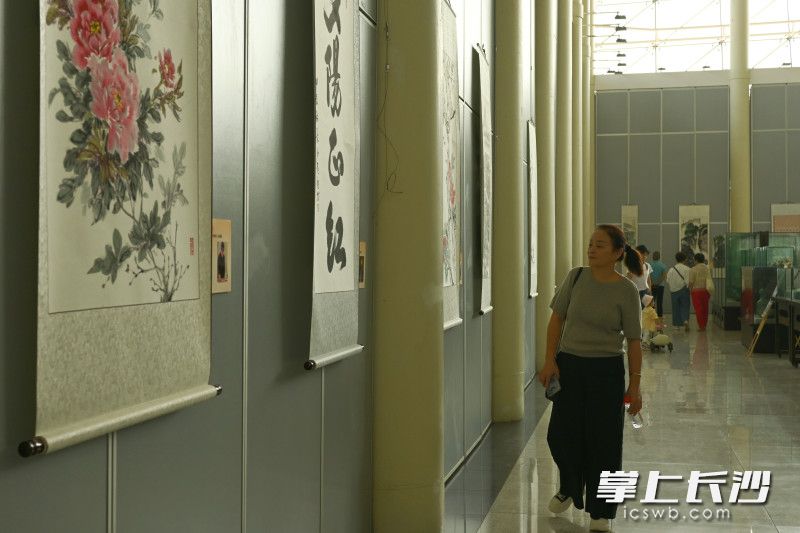 活动现场共展出60幅书法作品，吸引关注驻足观看。