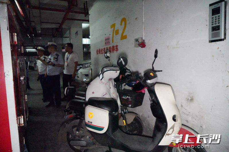 检查发现，夜间居民小区电动自行车违规停放、飞线充电等现象仍然存在。