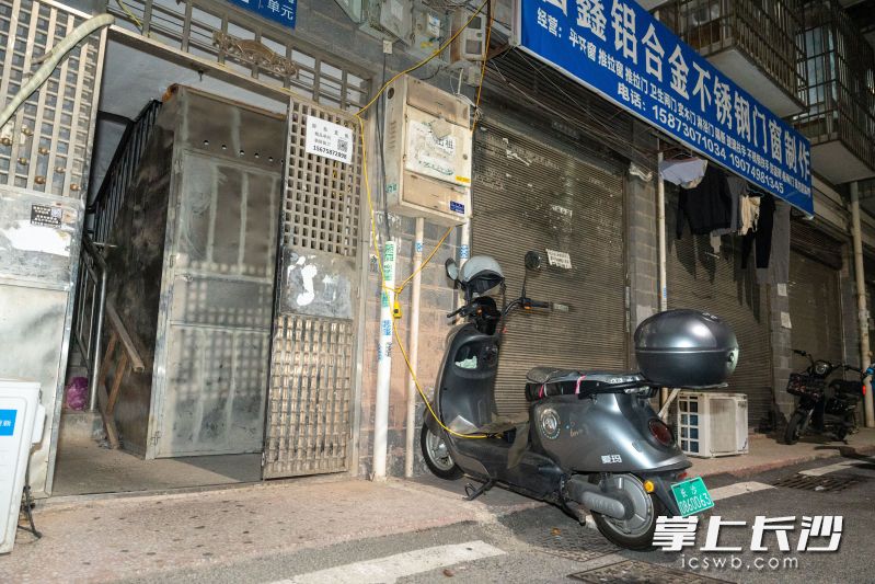 飞线充电是电动自行车的安全隐患之一。