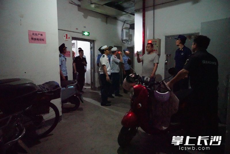 11日晚，长沙市消防救援支队对电动自行车安全隐患进行排查。