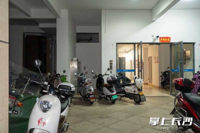 检查发现，夜间居民小区电动自行车违规停放、飞线充电等现象仍然存在。