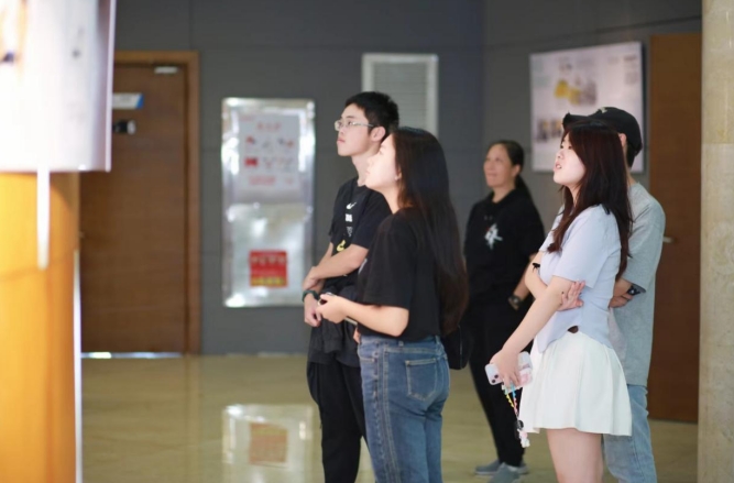 观众观展 均为长沙市图书馆供图