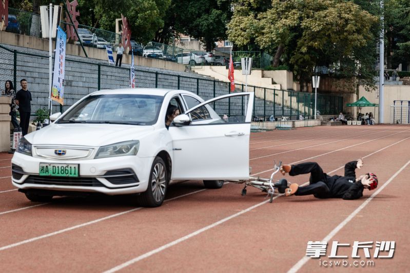 活动现场模拟了“开门杀”交通事故场景。 均为长沙晚报通讯员张旭供图