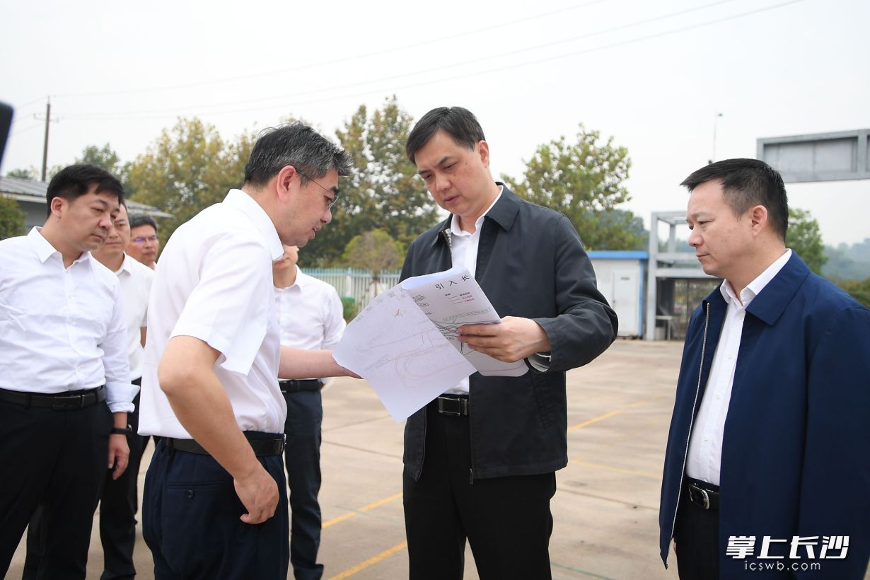 周海兵实地考察高铁西城片区规划建设进展情况。  长沙晚报全媒体记者 郭雨滴 摄