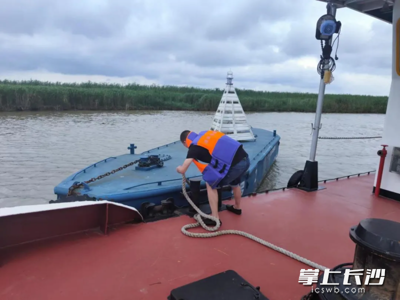 长沙航道事务中心汨罗航道管理处恢复失常航标。    长沙航道事务中心供图