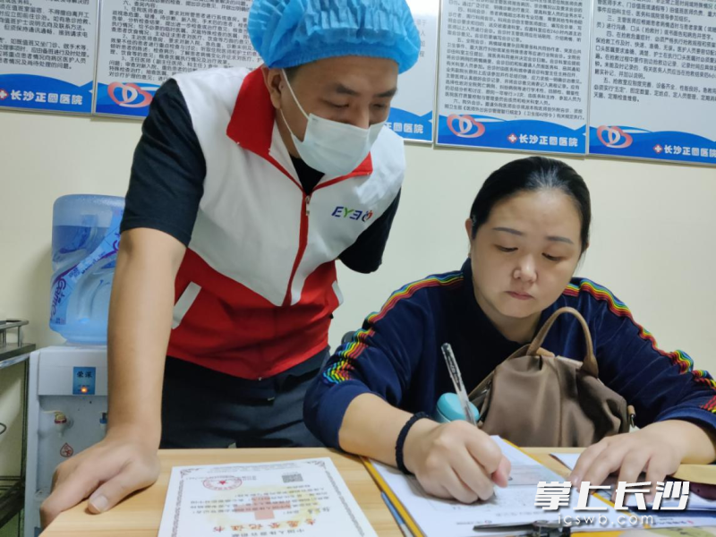 张应基的家人在其捐献确认表上签字。均为长沙晚报通讯员 杨丽红 潘爱华 供图