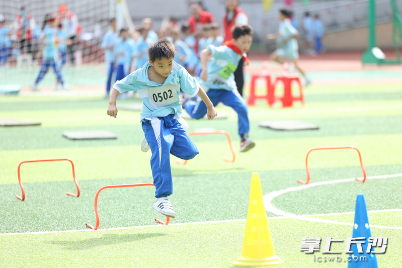 障碍跑中,小运动员们轻松越过一个个障碍。 障碍跑中,小运动员们轻松越过一个个障碍。