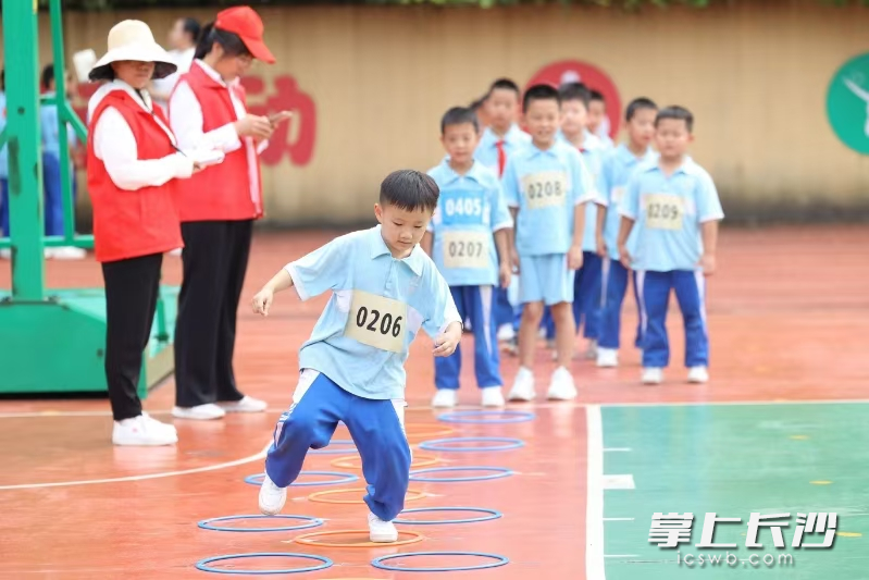 单双跳圈比赛。 单双跳圈比赛。