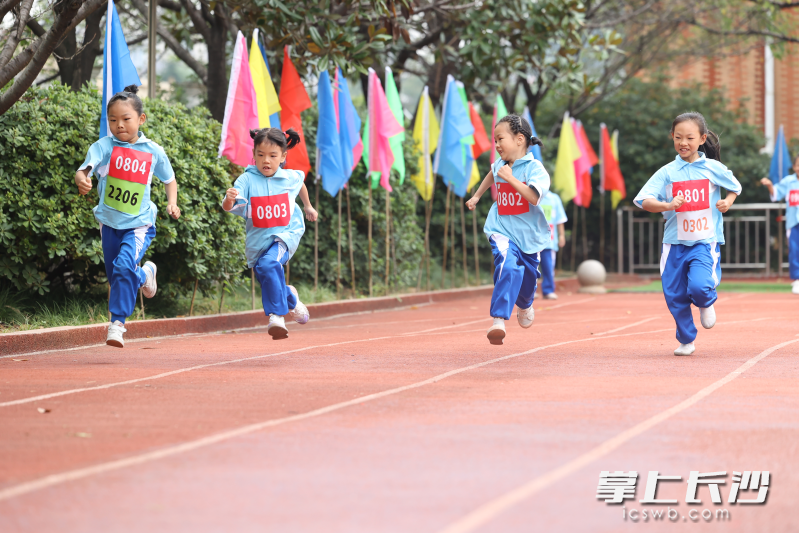 比赛中,孩子们奋力奔跑。 比赛中,孩子们奋力奔跑。