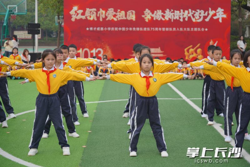 各中队少先队员进行队列队形风采展示。 各中队少先队员进行队列队形风采展示。