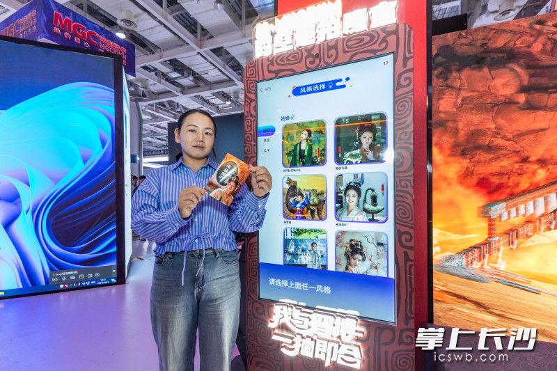 一家博物馆数字情景式打卡服务商推出的“时空趣拍盲盒”，该产品可生成不同场景和服饰的换脸照片。