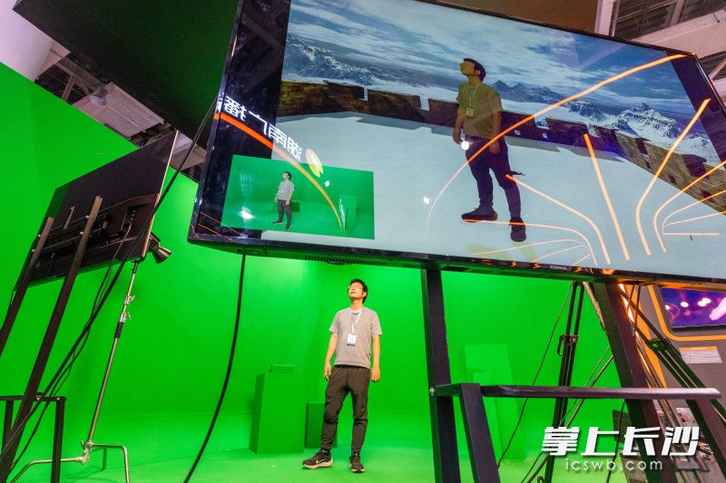 湖南广电推出的沉浸式XR虚拟棚系统：借助XR高精度LED屏幕和XR虚拟扩展技术，可获得电影级画质效果的沉浸式实时拍摄效果。均为长沙晚报全媒体记者 董阳 摄