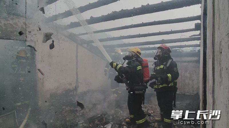火灾扑救现场。
