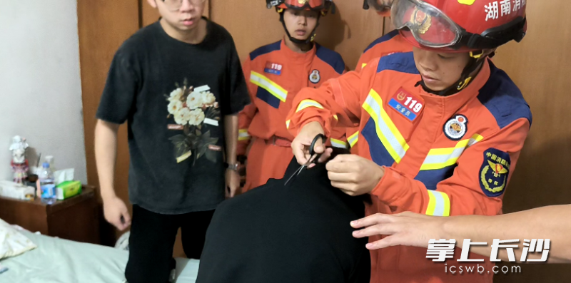 消防队员进行救援。 长沙晚报通讯员供图