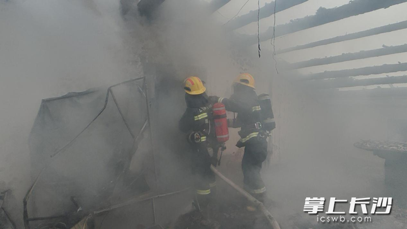 火灾扑救现场。均为长沙晚报通讯员供图