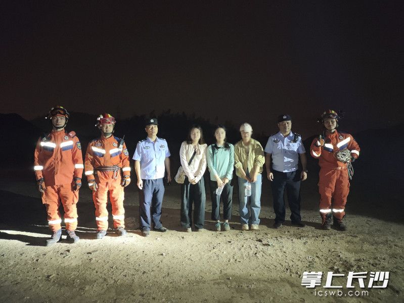 在消防队员和民警的帮助下，3名被困驴友安全走出大山。 长沙晚报通讯员供图