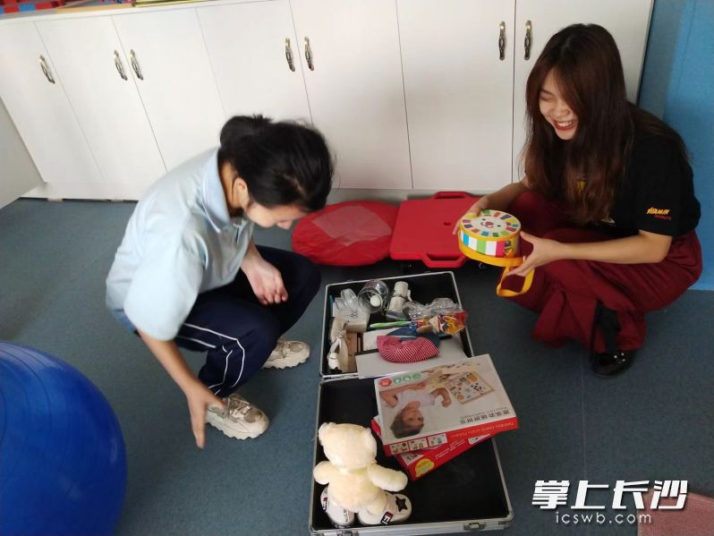 在学校资源教室里，老师正在给随班就读的特需学生进行辅导。长沙晚报通讯员 颜雪亚 摄