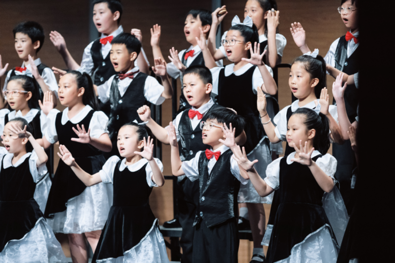 砂子塘新世界小学“新少年”合唱团演绎了精彩曲目《采蘑菇的小姑娘》和《A puppet's dream》。