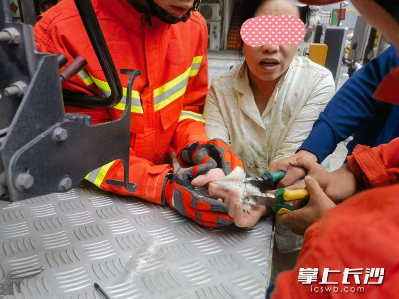 一女子手指卡进削皮刀内，幸得消防快速处置。 长沙晚报通讯员供图