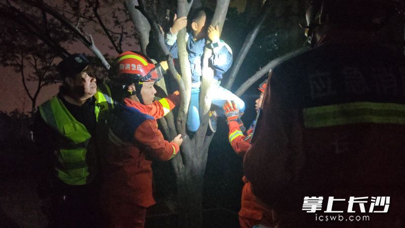 图为消防救援现场。长沙晚报通讯员供图