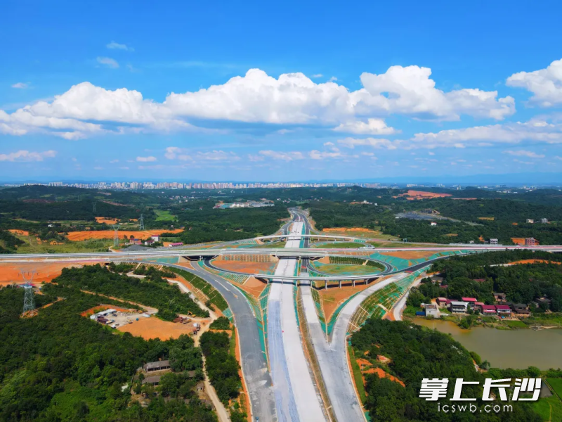 永新高速永州西互通基本建成，为年底通车奠定基础。