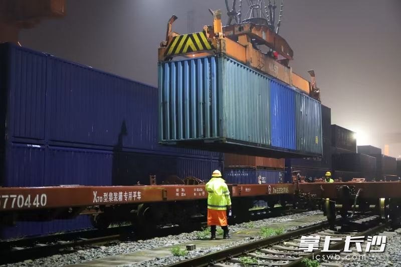 湖南铁路部门成立了全国首个铁路物流中心，发展全物流链铁路物流总包业务，降低全社会物流成本。