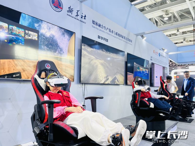 校园记者体验数字月球。