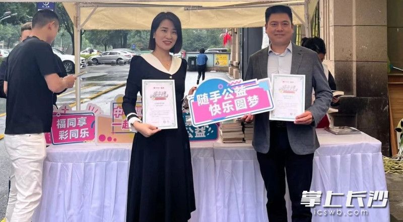 参与捐书活动的热心市民不断增多，爱心队伍日益壮大。