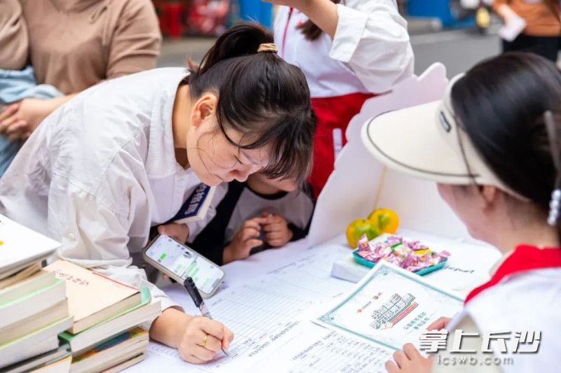 市民纷纷前往参与其中，奉献爱心。均为长沙市福彩中心供图