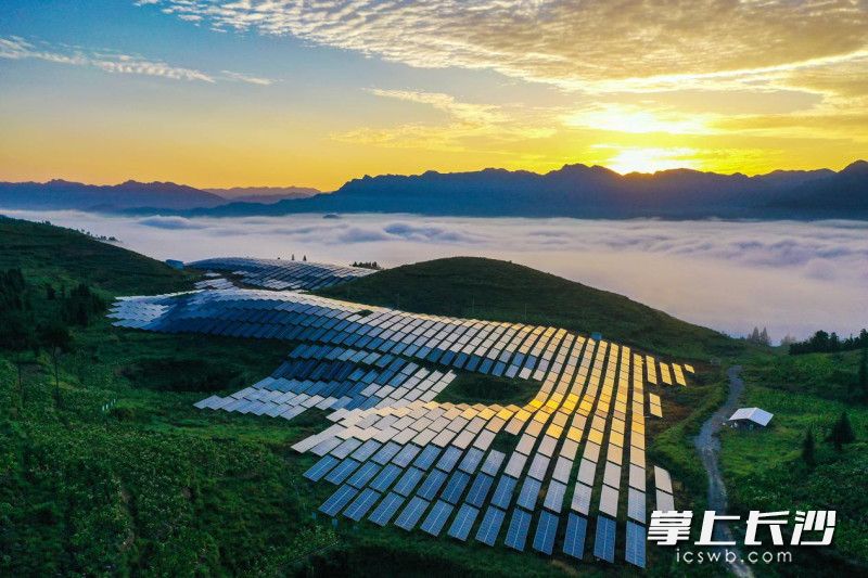 俯瞰大美龙山。