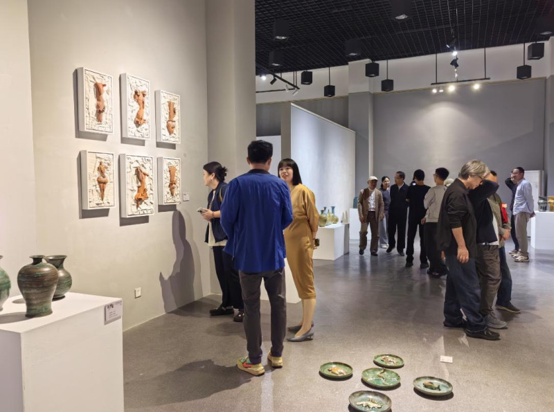 15日下午,《致敬长沙窑薪传承陶艺作品展》在长沙师范学院开展。均为主办方供图 15日下午,《致敬长沙窑薪传承陶艺作品展》在长沙师范学院开展。均为主办方供图