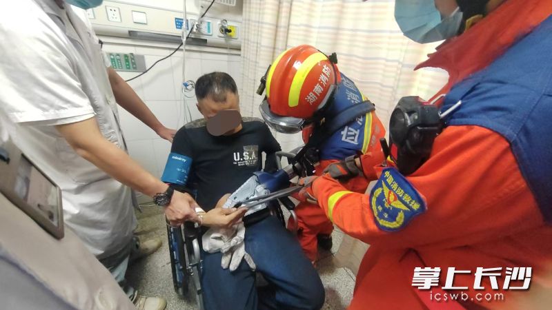 切断钢钳现场。长沙晚报通讯员供图