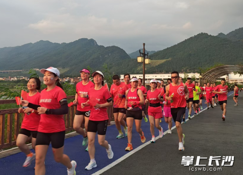 今年国庆期间，朱明悦和他的爱乐跑团跑友组织拉练。