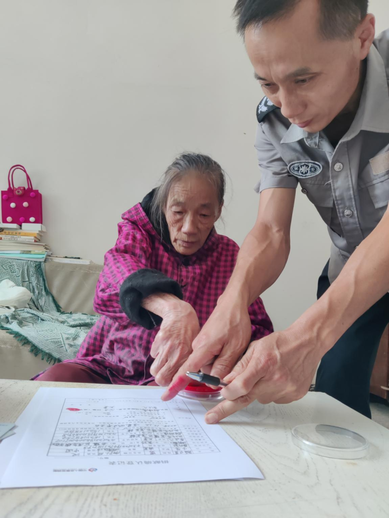 颜正其的家人在捐献确认表上签字。均为长沙晚报通讯员  杨丽红 潘爱华 供图