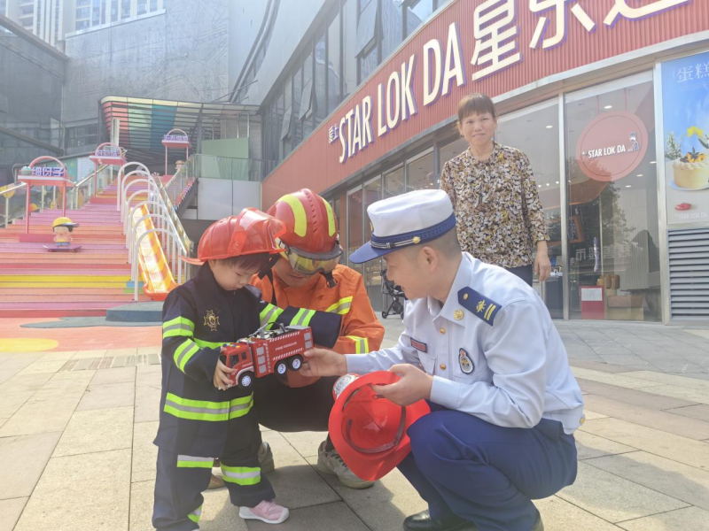 长沙市望城区消防救援大队开展“面对面”消防宣传活动现场。通讯员供图