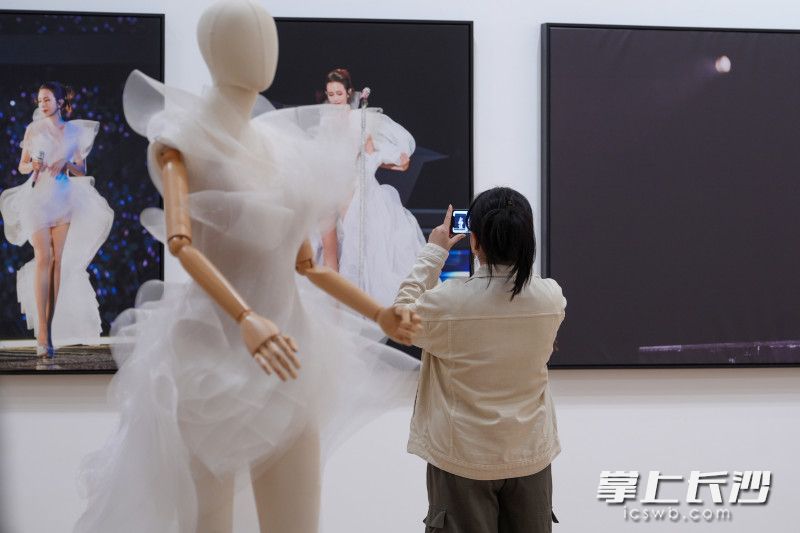 10月16日，“莫后·光年——莫文蔚艺术概念展”在芒果美术馆对公众开放。均为长沙晚报全媒体记者 何文瑞 摄