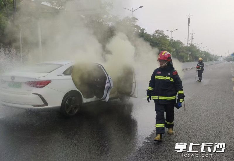小车突发自燃,消防立即到现场扑救。均为长沙晚报通讯员供图 小车突发自燃,消防立即到现场扑救。均为长沙晚报通讯员供图