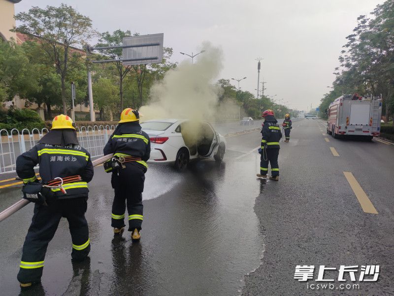 图为扑救现场。 图为扑救现场。