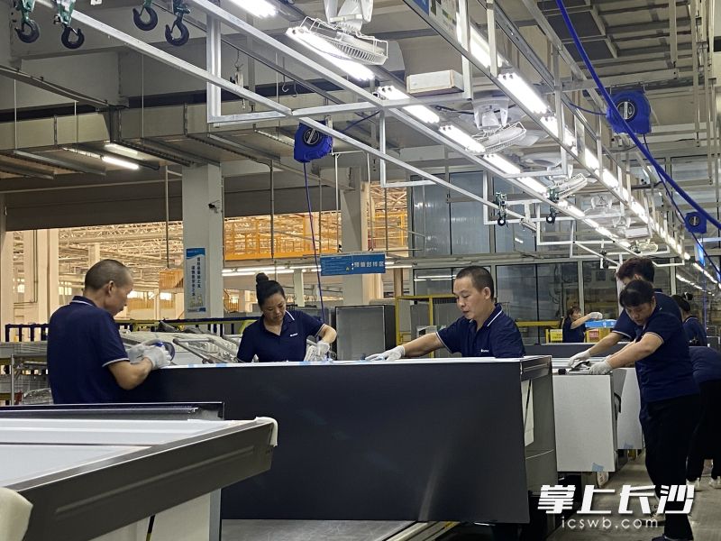 长沙格力生产车间，大家在紧张工作。长沙晚报全媒体记者 周斌 摄