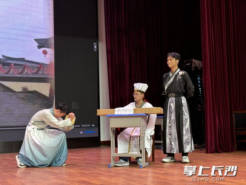 学校按照新课程理念，开展各类学科特色活动，为学生搭建个性展示的平台。