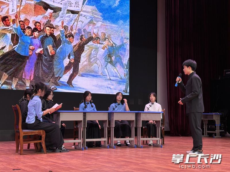 在这个神奇的舞台上，同学们看到了人性的光辉，也看到了历史的厚重。