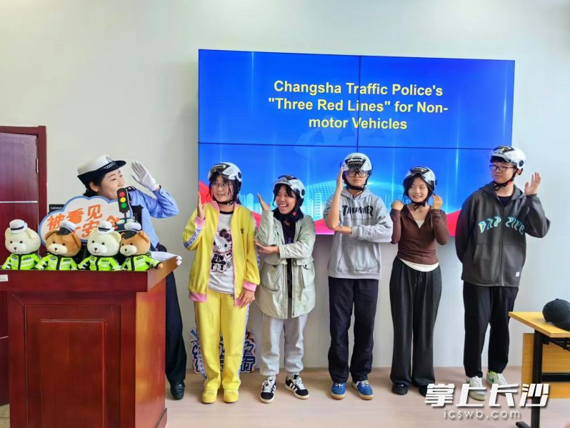 中英文双语交通安全宣讲活动。长沙晚报通讯员 屈省 供图