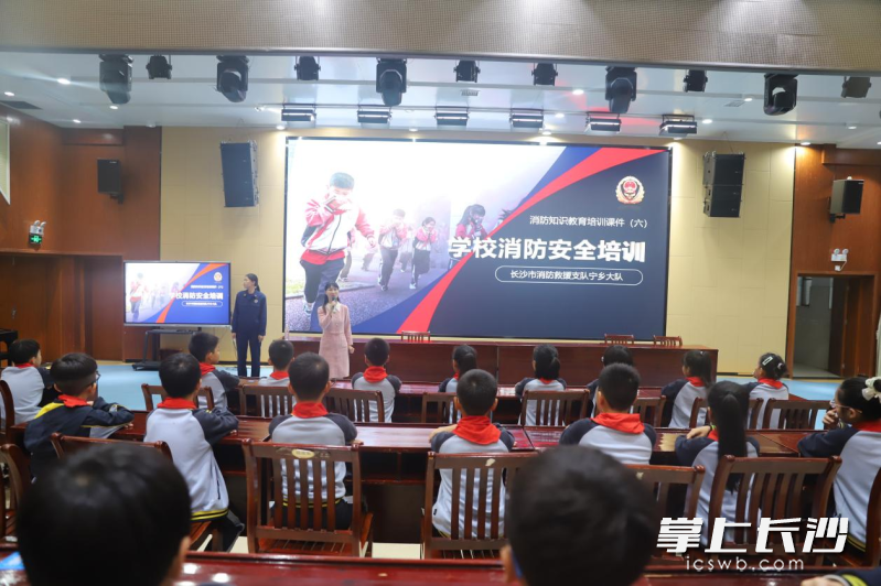 宁乡市消防救援大队走进宁乡实验小学，把消防安全送进课堂。 长沙晚报通讯员供图