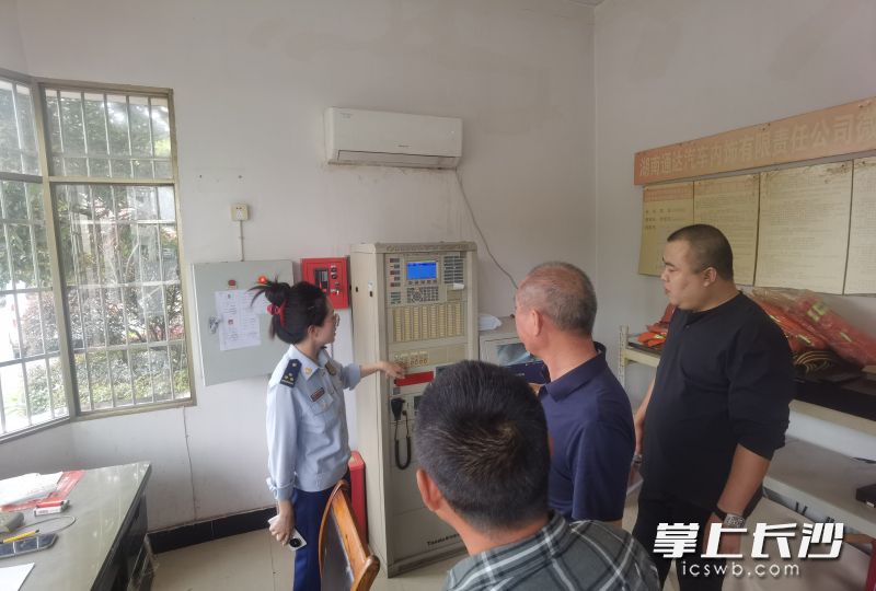 防火监督员帮助指导整改火灾隐患。 长沙晚报通讯员供图 防火监督员帮助指导整改火灾隐患。 长沙晚报通讯员供图